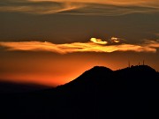 79 Da Costa Serina ammiriamo lo spettacolo del tramonto del sole che si abbassa sui monti Ubione e Linzone